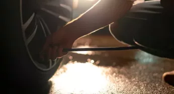 Ban Bocor di Malam Hari Saat Mudik? Jangan Panik, Gini Cara Benerinnya!